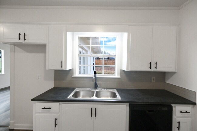 Foto del edificio - 319 Eastwood Ave