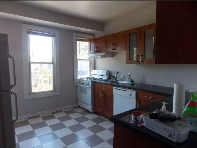 Foto del edificio - Sprawling 2BR in Queen Anne Victorian | Enormous Living Room | Walk-In Closets | East Rock