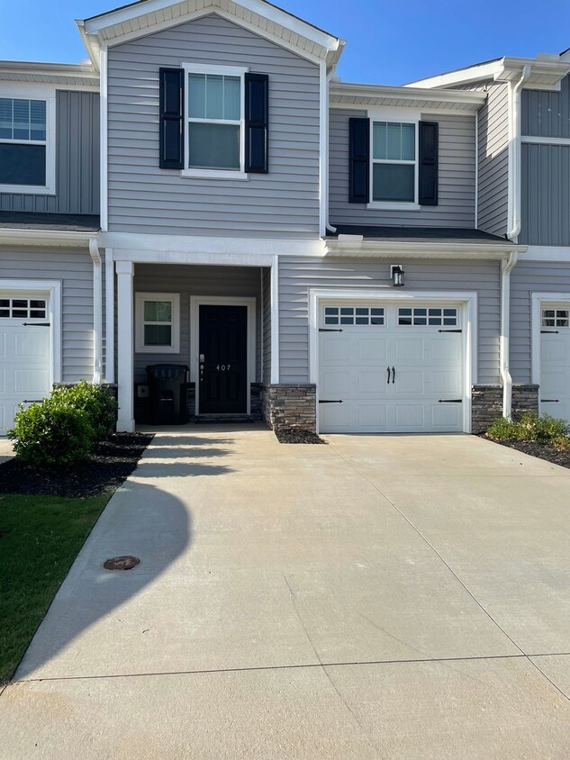 Foto principal - 3 Bedroom 2.5 Bath Townhome in Greer !!