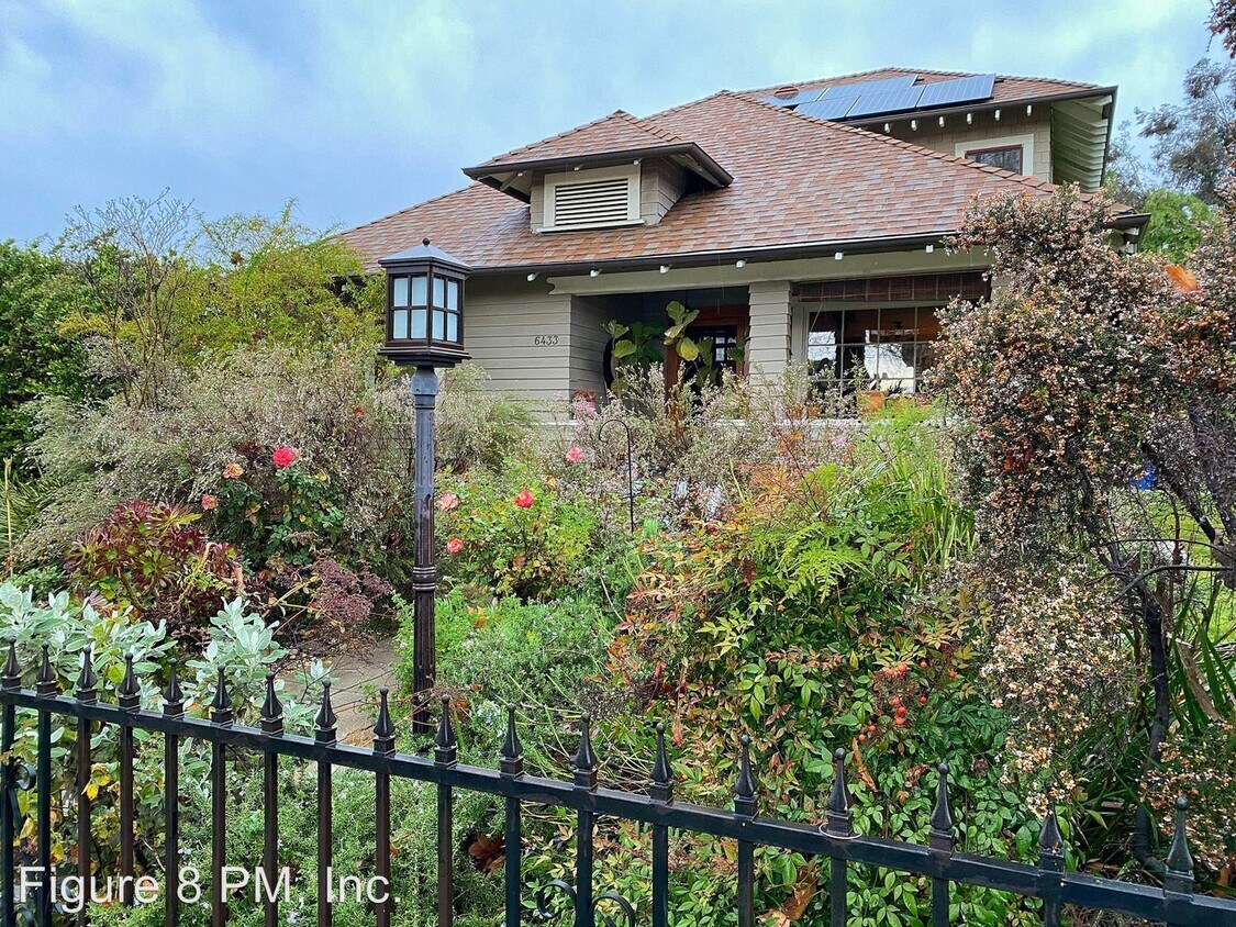 Primary Photo - 4 br, 2.5 bath Apartment - 6433 Crescent St
