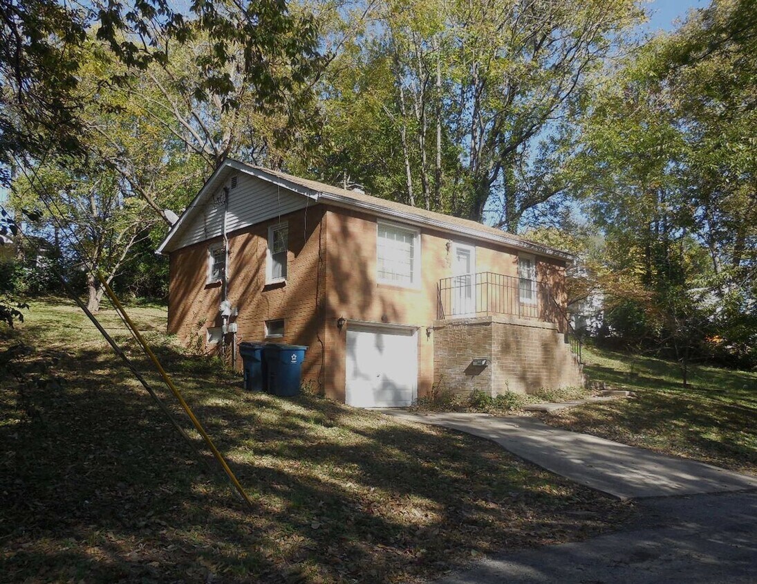 Foto principal - Two Bedroom House with Drive Under Garage!