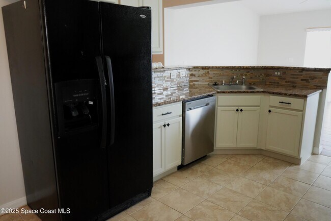 Building Photo - 2125 Canopy Dr