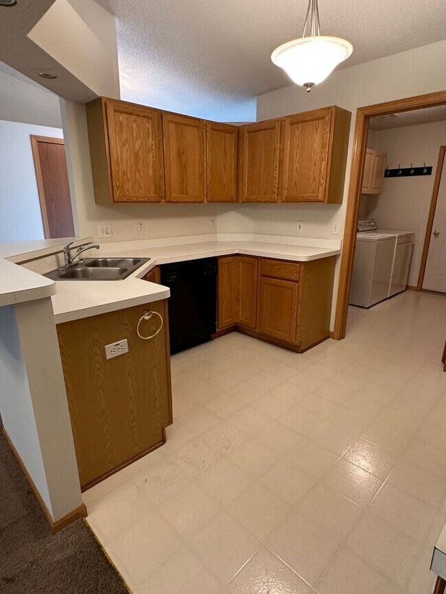 Foto del edificio - Champlin Patio Home, New Appliances and Ca...