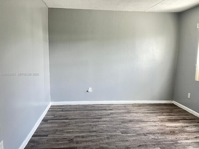 Foto del edificio - 5250 NW 26th Ave