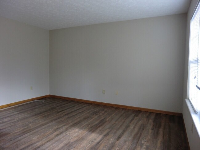 Building Photo - 758 Village Dr