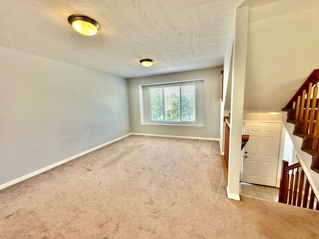 Foto del edificio - Great 2 Bd 2.5 Bath Townhome in Sandy