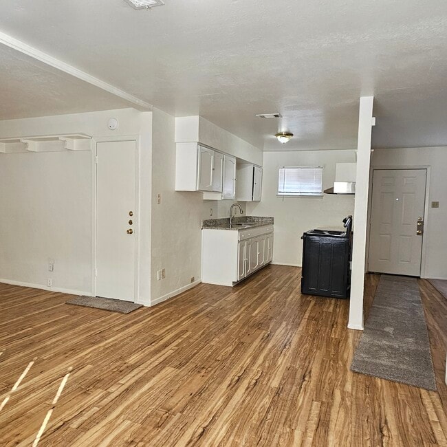 Building Photo - 534 Holly Ln