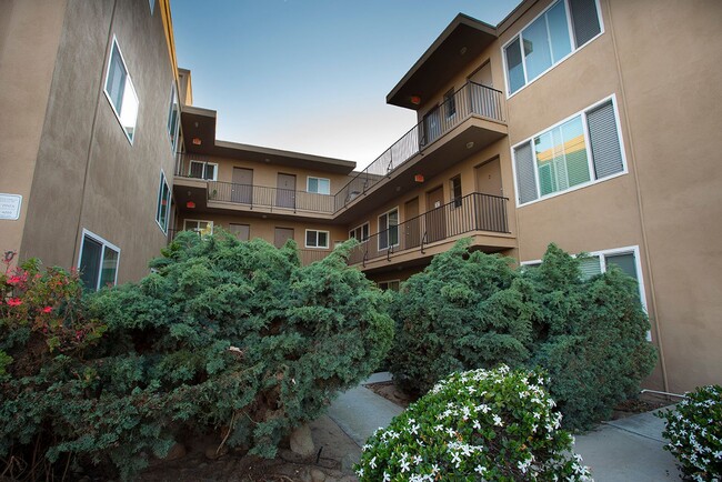 Foto del edificio - Crown Point 1 Bed/1 Bath w/ Parking, On-SIte Laundry, and Pool!