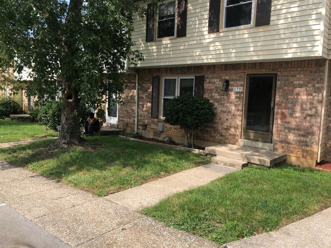 Primary Photo - 179 Hedgewood Ct