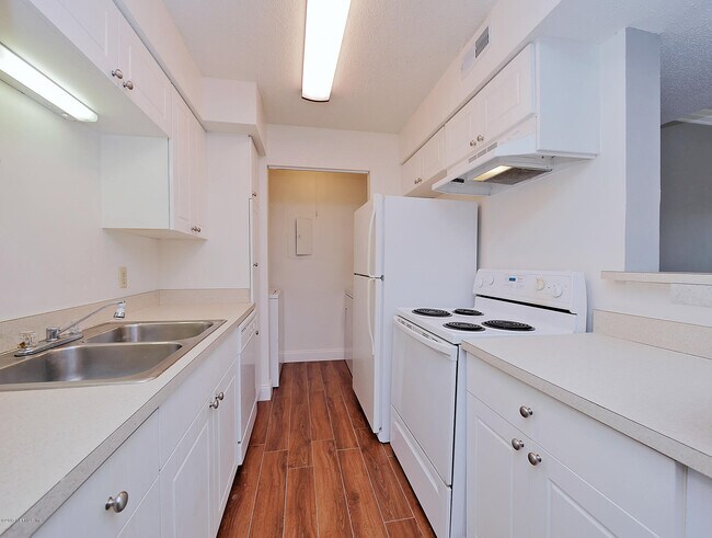 Building Photo - 10200 Belle Rive Blvd