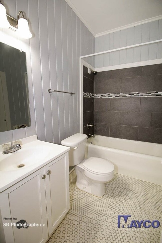 Building Photo - 1 bedroom duplex apartment in Highland!