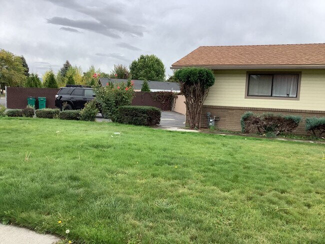Building Photo - Beautiful 3 Bedroom 2 Bath