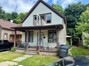 Building Photo - 912 St James Ct
