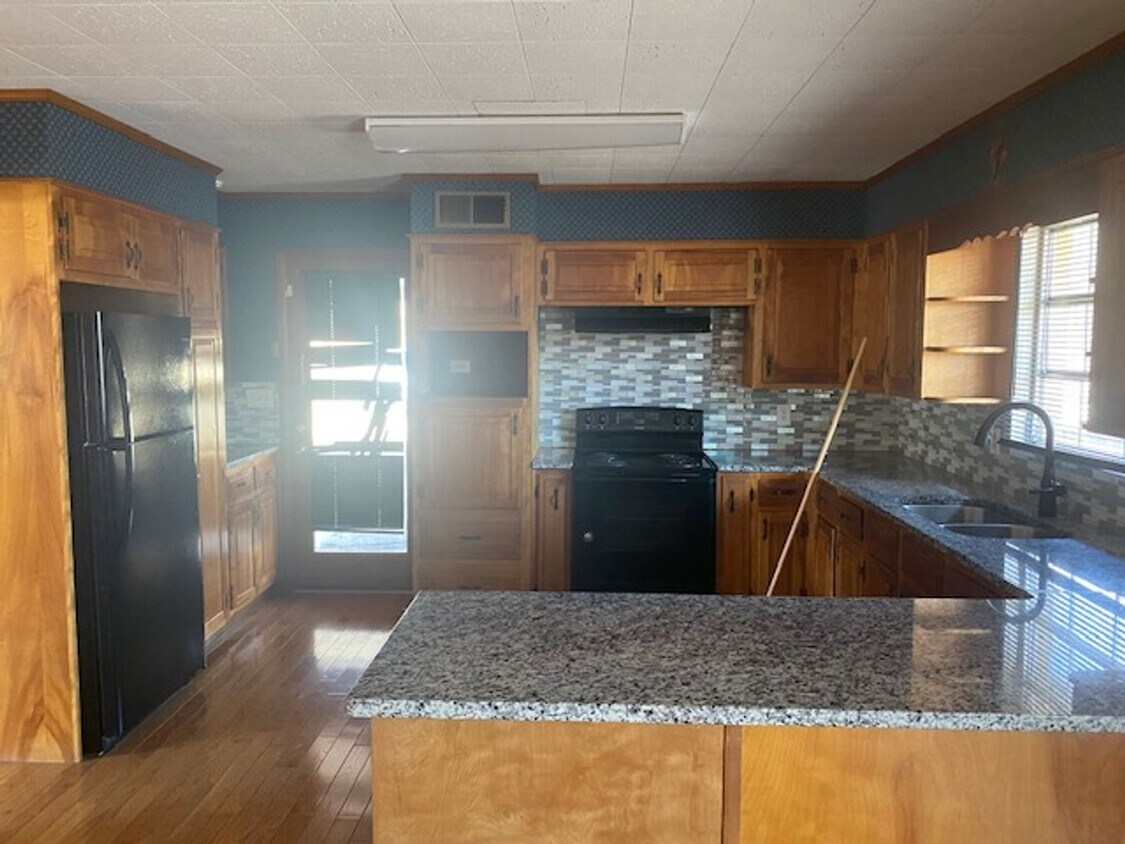 Primary Photo - Four bedroom two bath house ready for new ...