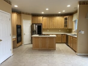 Building Photo - 305 N Old Dominion Ln