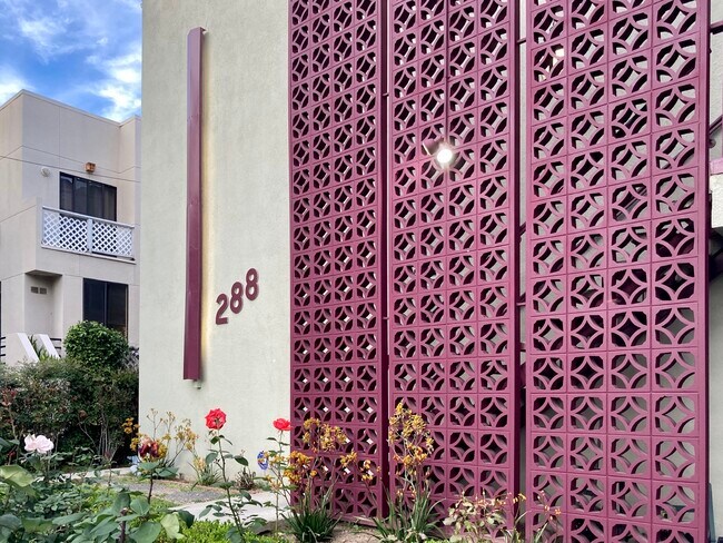 Building Photo - 288 S Oak Knoll Ave