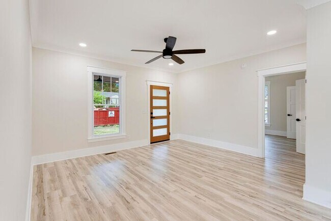 Foto del edificio - Fully Renovated 3 Bedroom Home With BACKYA...