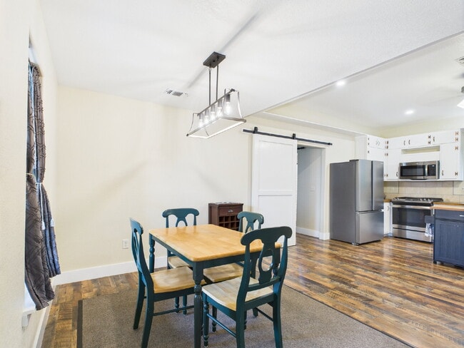 Building Photo - Furnished Move-in Ready 3/2