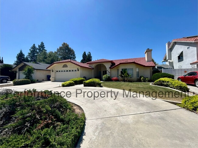 Building Photo - Beautiful 3 Bed/2 Bath Plus Office in NE B...