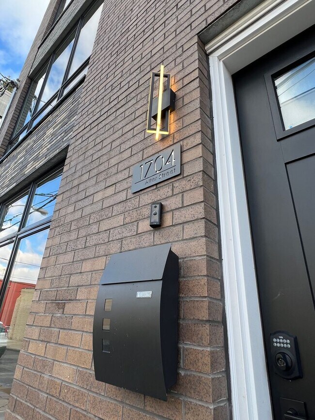 Building Photo - Stunning Point Breeze 3 Bedroom/4 Bathroom...