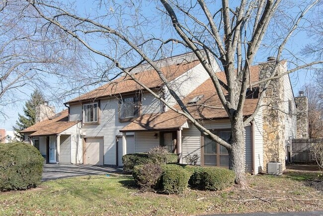 Building Photo - 2 Bed Condo Nearly 1300 square feet in cha...