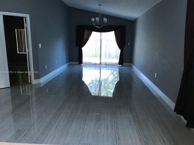 Foto del edificio - 16405 Sapphire St