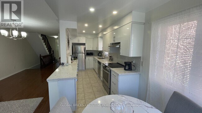 Building Photo - 5255 Palmetto Pl