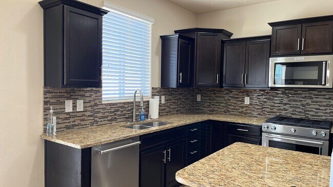 Foto del edificio - 3806 Dynamite Rd NE
