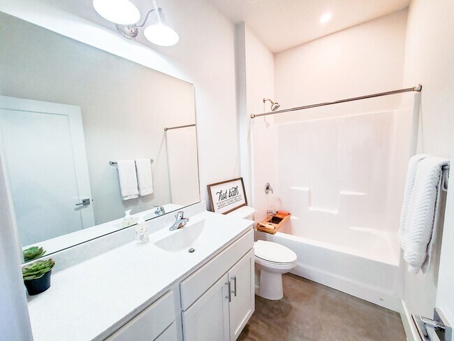 Foto del edificio - Dahlman Flats - 1 BR, Tall Ceilings, Exposed Brick!