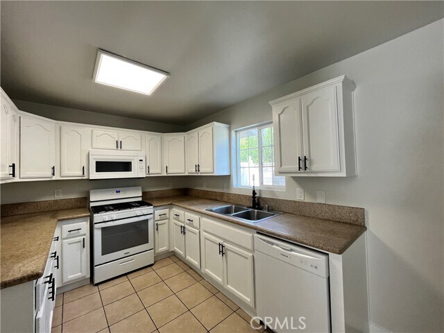 Foto del edificio - 1004 S Riverside Ave