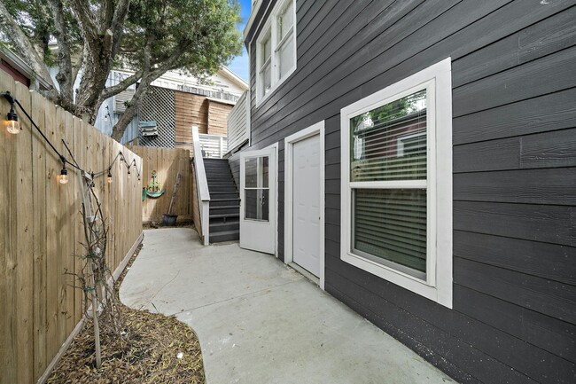 Building Photo - 609 Sealy Ave