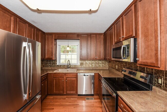 Building Photo - 2121 Ravenwood Dr