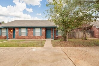 Building Photo - NOVEMBER Move in! 2/2 Duplex with fenced i...
