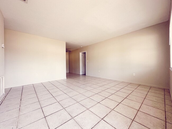 Building Photo - Ready Immediately, 3/1 Pool home, centrall...