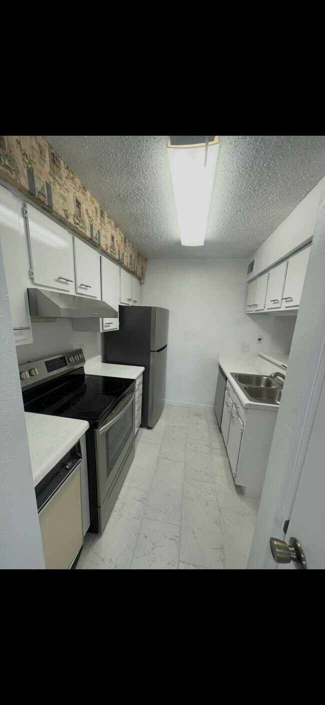 Building Photo - 700 Thicket Ln