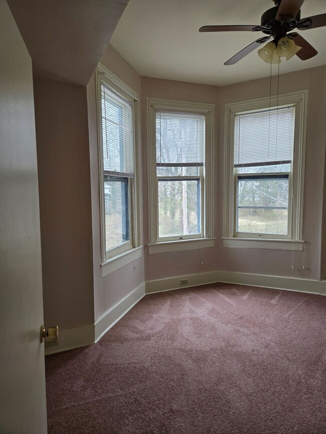 Building Photo - Lovely 3bd , 2bath