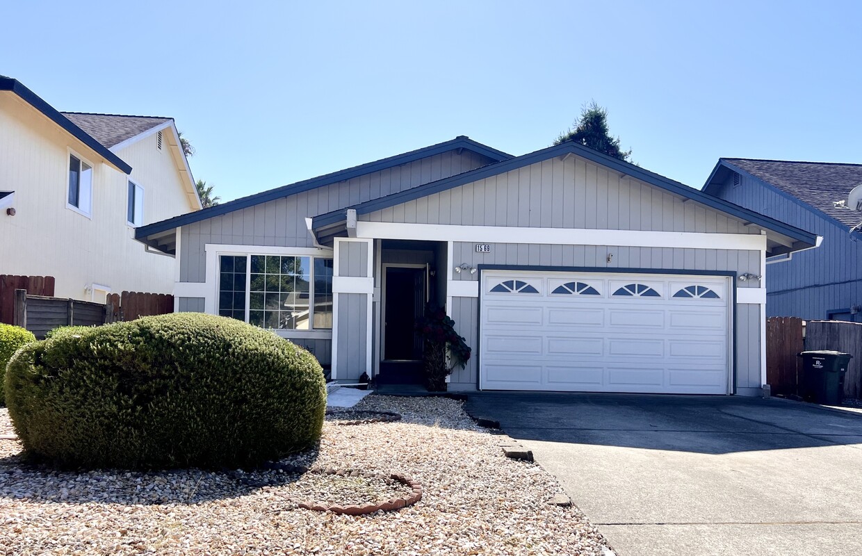 Foto principal - 1569 Golf Course Dr