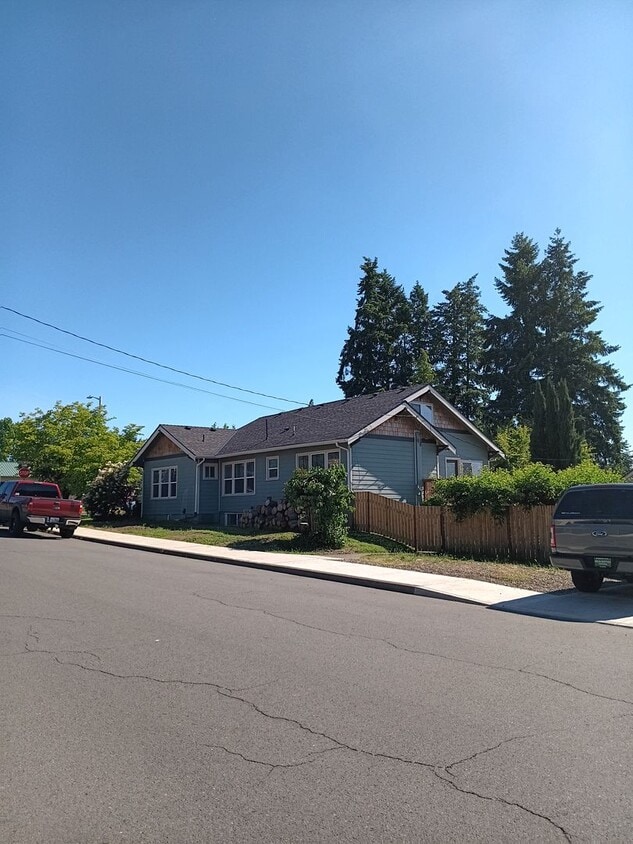 Building Photo - Available July 1st:  Young Professional Mo...