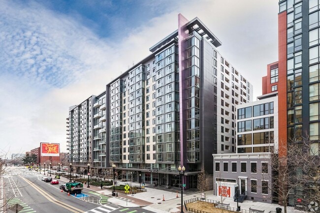 Building Photo - Lyric 440