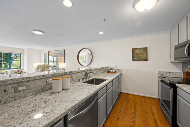 Building Photo - Twin Peaks: Remodeled Condo with Garage Pa...