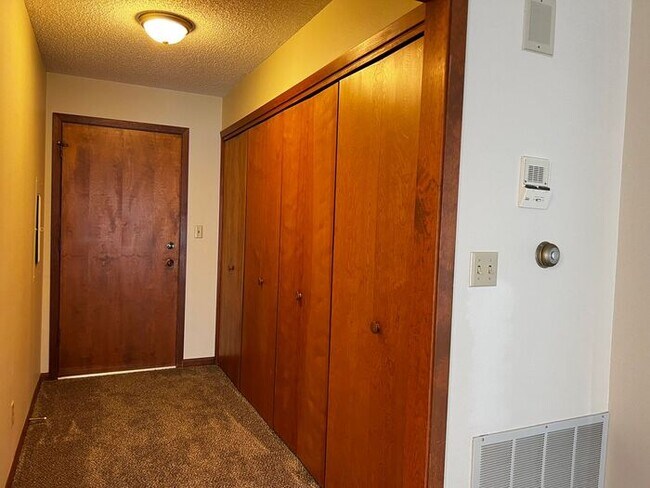 Foto del edificio - $1,300 | 2 Bedroom, 1 Bathroom Condo | Pet...