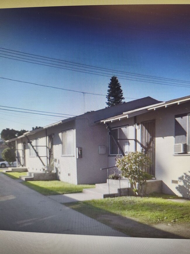 Building Photo - 314-318 W Cypress Ave