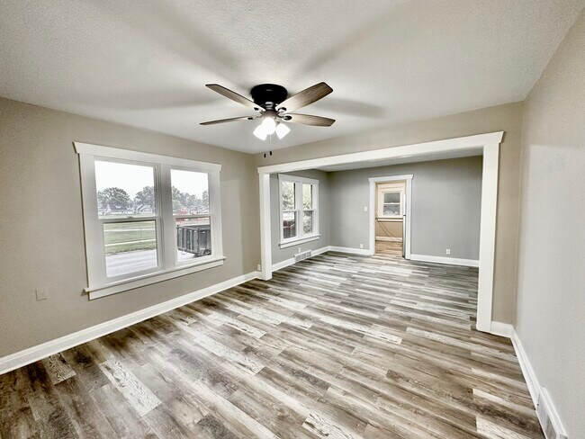 Building Photo - 603 E 8th St N