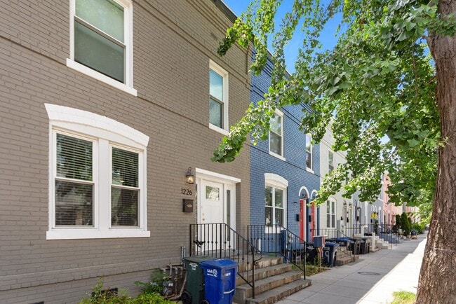 Foto del edificio - Available Now! 5 Minute Walk From Nats Par...