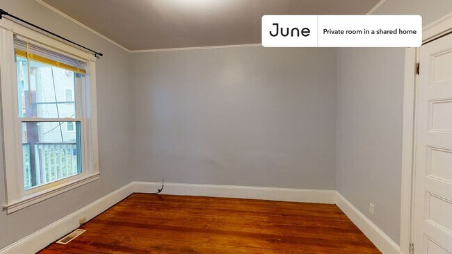 Foto del edificio - Private bedroom in 4 bed/1 bath Home