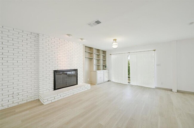 Building Photo - 5603 Ridge Oak Dr