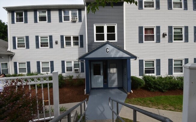 Foto del edificio - 825 Plainfield St