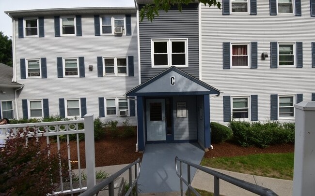 Building Photo - 825 Plainfield St
