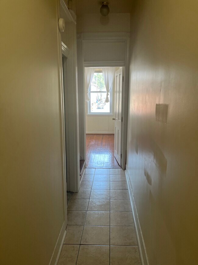 Building Photo - 1723 Bank St