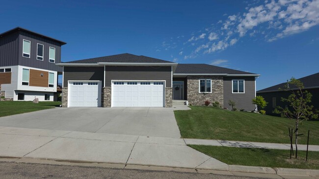 Building Photo - Incredible Home with Great Views in NW Bis...